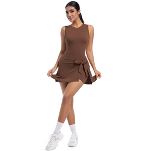 Dettaglio del vestito da tennis marrone scuro con lacci laterali e tessuto stretch