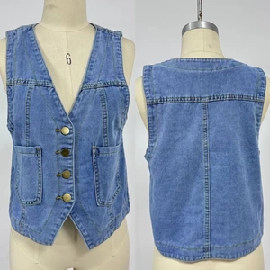Détails du gilet en jean montrant les boutons métalliques et poches sur mannequin