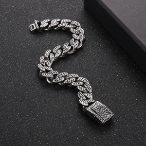 Detail eines silbernen Panzerarmbands mit Hammerschlag-Textur auf schwarzem Grund