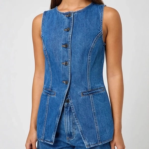 Gilet di jeans senza maniche da donna blu con vestibilità slim e bottoni in metallo