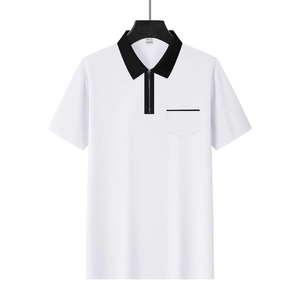 Detail eines weißen Herren-Poloshirts mit schwarzem Reißverschlusskragen und Tasche