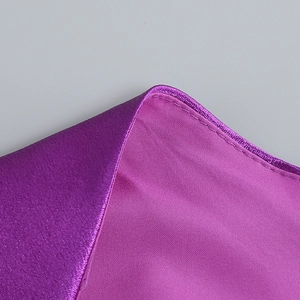 Détail du tissu satiné violet avec coutures fines et texture soyeuse de robe de soirée