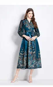 Détail de la robe vert foncé à motif paisley avec manches bouffantes en satin