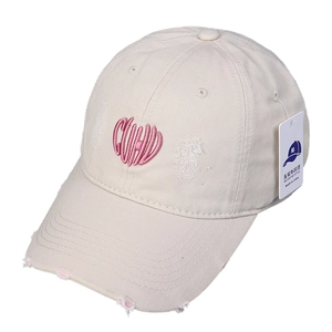 Casquette beige style usé avec broderie de lettres roses en forme de cœur et détails