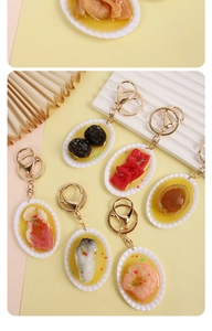 Vista macro dettagliata di portachiavi realistici con frutti di mare in miniatura e ganci oro