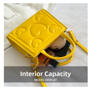 Vue de dessus de l'intérieur du sac jaune gaufré de cœurs avec rangement spacieux