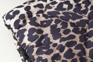 Detailansicht von gestepptem Leopardenmuster-Stoff mit gepolsterter Puffer-Textur