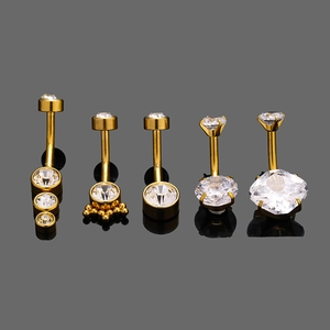 Vue détaillée de piercings de nombril en acier doré 316L avec zircons clairs brillants