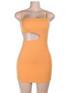 Detail eines leuchtend orangefarbenen figurbetonten Kleides mit Cut-Out und Spaghettiträgern