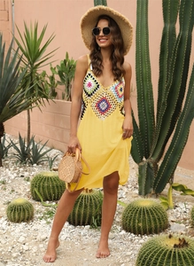 Détails du motif au crochet coloré sur une robe de plage jaune en coton de style bohème
