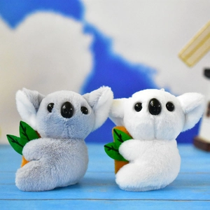 Detailansicht von weichen grauen und weißen Koala-Plüschanhängern mit Blättern für Rucksäcke.