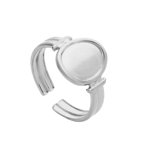 Vue détaillée d'une bague ouverte en acier titane argenté avec plateau ovale lisse