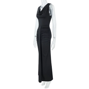 Détail du drapé plissé élégant et de la coupe ajustée de cette robe longue noire