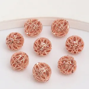 Detalle de cuentas de filigrana huecas de oro rosa de 14k para joyería hecha a mano