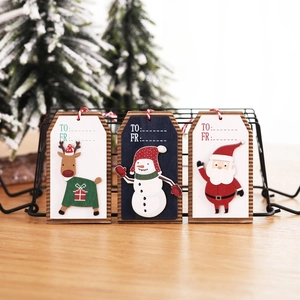 Tre etichette regalo natalizie in legno con Babbo Natale, pupazzo di neve e renna