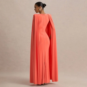 Abito da sera arancione elegante con design a mantella e vita stretta da donna