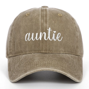 Detail der weißen Auntie-Stickerei auf einer Vintage-Baumwoll-Basecap in Dunkelbeige