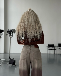 Vue détaillée d'extensions de cheveux longs ondulés blond cendré au volume naturel soyeux