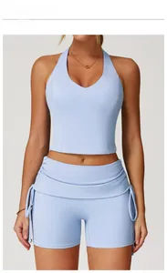 Details des himmelblauen Fitness-Sets mit Neckholder-Top und Shorts mit seitlichem Kordelzug