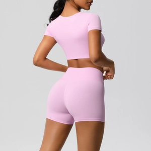 Rückansicht aus rosa Crop-Top und High-Waist-Shorts aus gebürstetem Sportmaterial