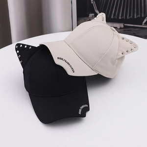 Gorra de béisbol con orejas de gato, remaches plateados y letras impresas para el sol