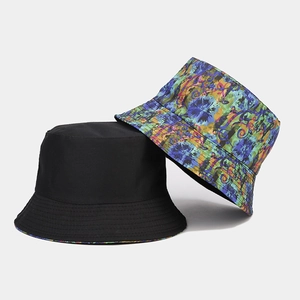 Detail van een dubbelzijdige bucket hat met zwarte canvas en abstracte bloemenprint textuur