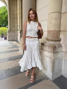 Ensemble deux pièces femme en dentelle blanche avec crop top sans manches et jupe midi