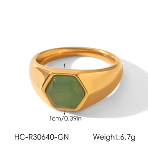 Detailansicht eines goldenen Siegelrings mit hexagonalem grünem Naturstein-Inlay