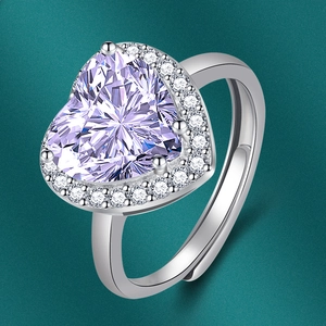 Macro d'une bague en zircon violet en forme de cœur avec halo brillant et anneau argent