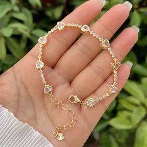 Bracciale placcato oro 18 carati con cristalli a forma di cuore e zirconi cubici rotondi