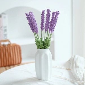 Bouquet de lavande au crochet fait main avec cinq tiges violettes dans un vase en céramique