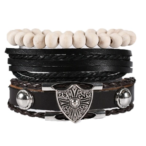 Détail de bracelet multicouche en cuir avec perles en bois et breloque croix bouclier