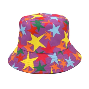 Détail des motifs d'étoiles colorées imprimés sur le tissu d'un chapeau bob violet