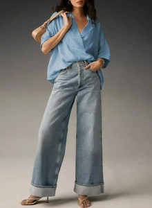 Short sleeve light blue lapel shirt paired with wide leg light wash jeans for casual style