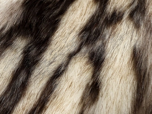Dettaglio della texture in ecopelliccia con fibre sintetiche a strisce grigie