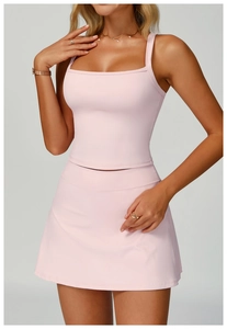 Detalle del conjunto deportivo rosa con top de cuello cuadrado y falda de fitness