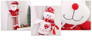 Dettaglio dei fermatende natalizi a maglia con Babbo Natale e pupazzo di neve