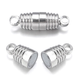 Makro-Detail der silbernen Magnetverschlüsse für Halsketten und Armbandverbindungen