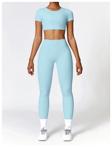 Vue de face de l'ensemble de yoga bleu clair pour femme avec haut et leggings