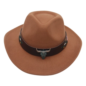 Détail du chapeau de cow-boy en feutre avec broderie florale et tête de taureau en bronze