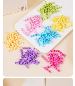 Bunte spiralförmige DIY-Tonrollen aus weichem Ton in sechs lebhaften Farben für Handwerk