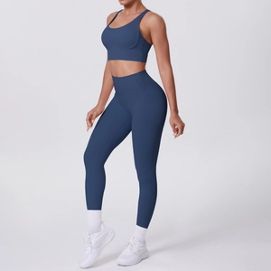 Détail d'un ensemble de yoga bleu marine taille haute avec bretelles croisées et coupe sport