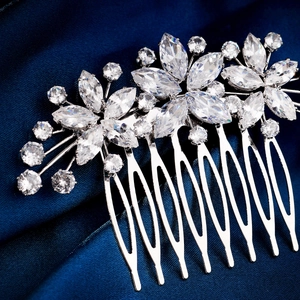 Détail du peigne à cheveux de mariée avec zircons et fleurs sur soie bleue