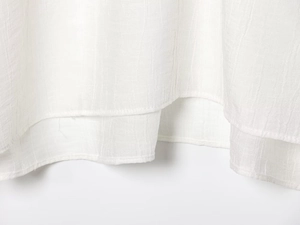 Detailopname van witte getextureerde zoom met hoogwaardige dubbele stiksels op de stof