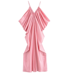 Dettaglio dell'abito lungo in raso rosa con trama plissettata e spalline sottili