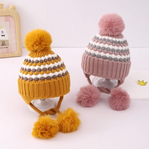Gorro de punto a rayas para niños con pompones de piel sintética y orejeras cálidas