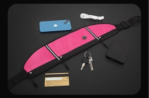 Détail de la ceinture de course rose étanche avec port casque et multiples poches