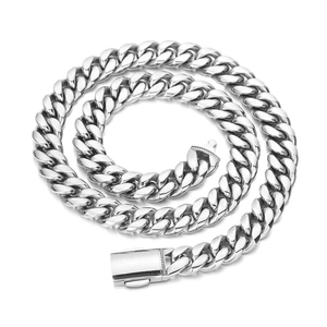 Détail d'une chaîne cubaine argentée avec boucle carrée ornée de diamants scintillants