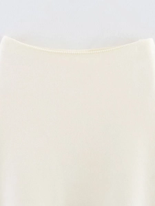 Primer plano de la textura de punto fino y el escote de la chaqueta de punto blanco crema