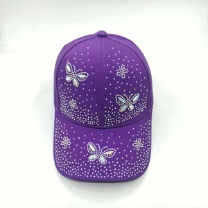 Détail d'une casquette de baseball violette ornée d'un motif papillon en strass